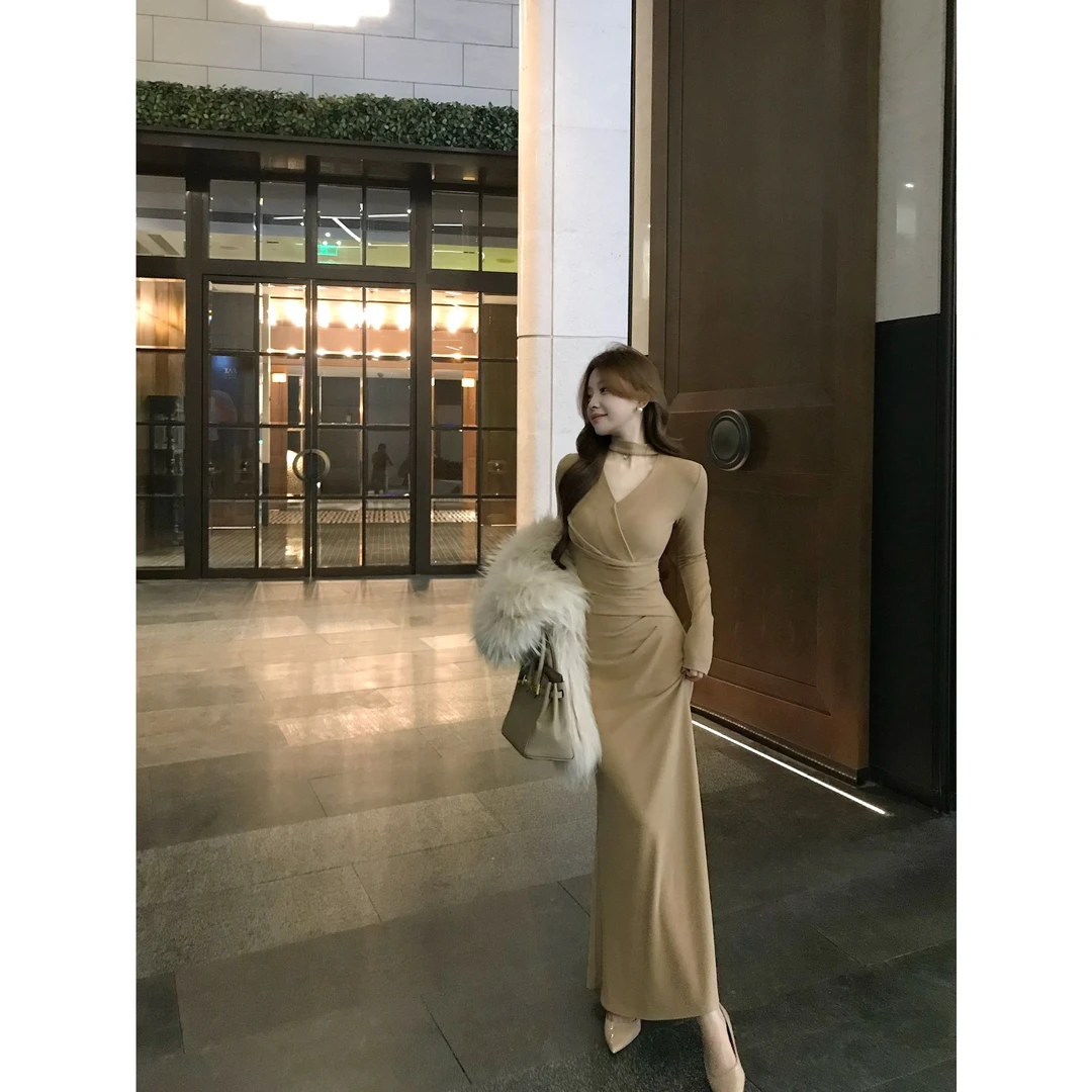 SZA【冬日时分】冬季新款气质挂脖V领修身显瘦针织连衣裙A-2458