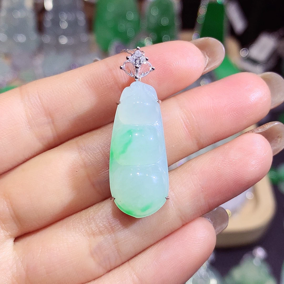 翡翠18K金镶嵌颈饰豆