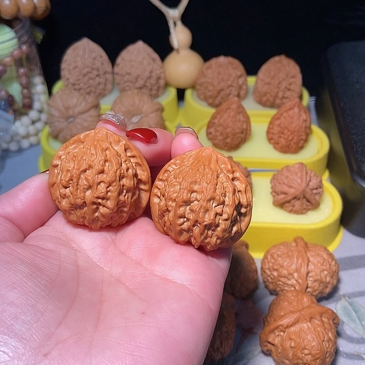 এ***n文玩核桃吊坠金牛