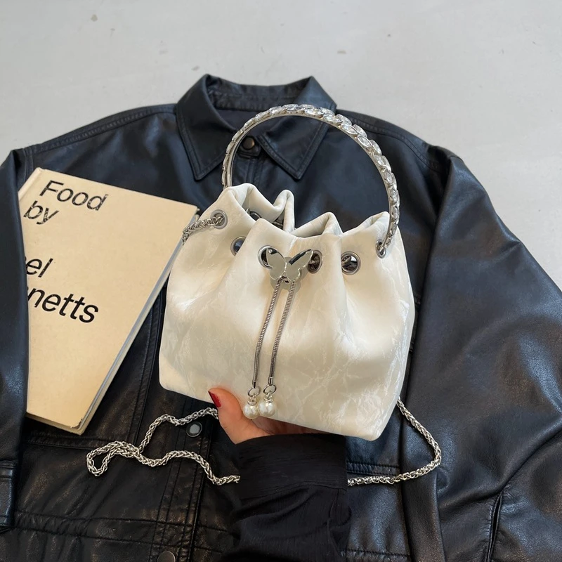 今年流行爆款包包女2025新款小众设计感链条斜挎包夏天褶皱水桶包