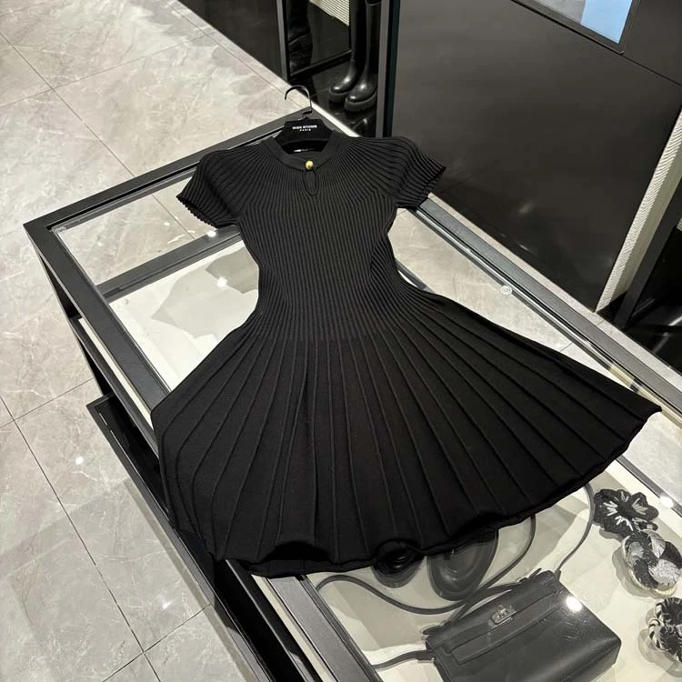25年春装新款女装 时尚领口金扣荷叶裙摆黑色针织裙-24081