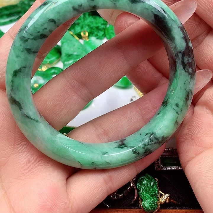 翡翠手镯未镶嵌翡翠手镯