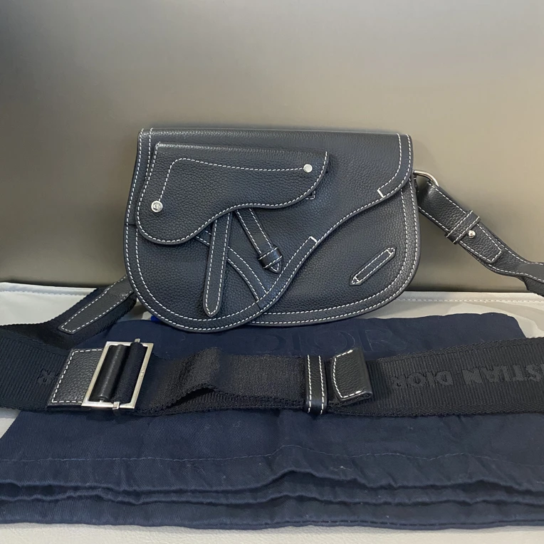 99新 DIOR/迪奥 迪奥黑色全皮马鞍信使报斜挎包胸包腰包hws171