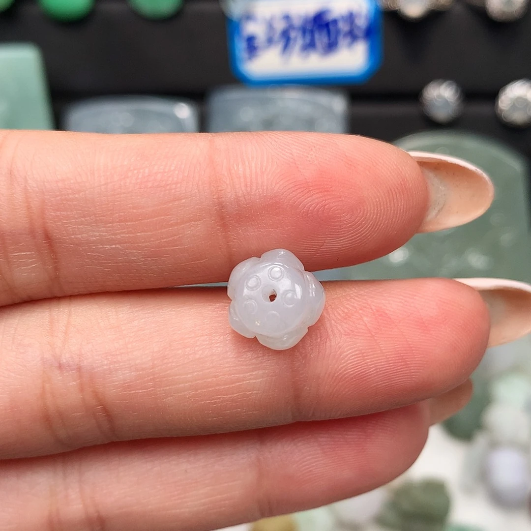 翡翠未镶嵌颈饰莲花