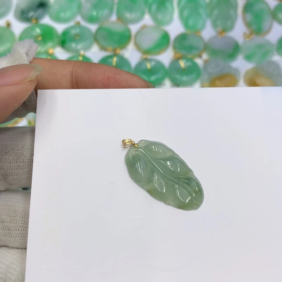 翡翠颈饰18K金镶嵌贝*翡翠
