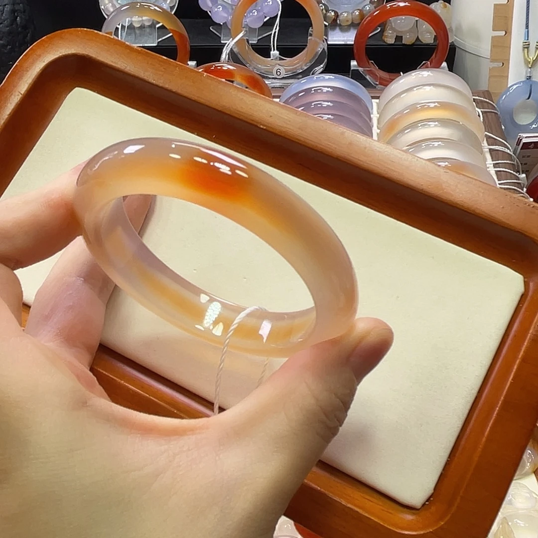 ****甜手镯玛瑙/玉髓未镶嵌不同角度不同光线下色不同飘沙