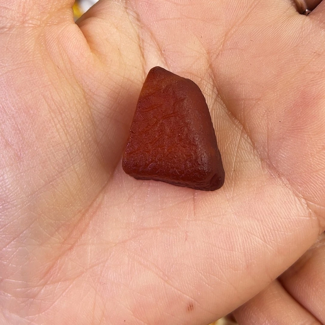 琥珀珠宝奇石未镶嵌。