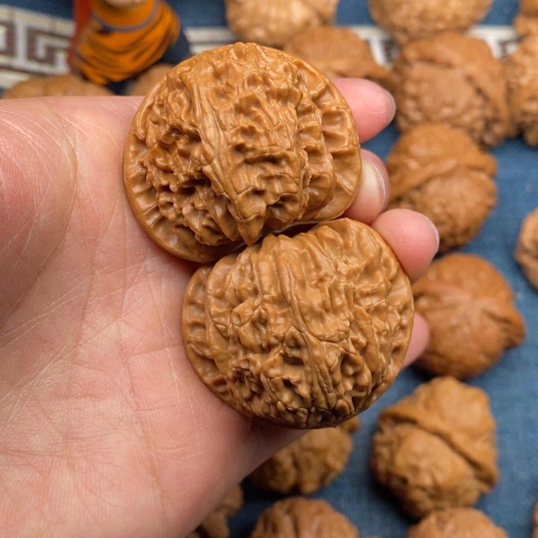 文玩核桃把件41红皮三角白