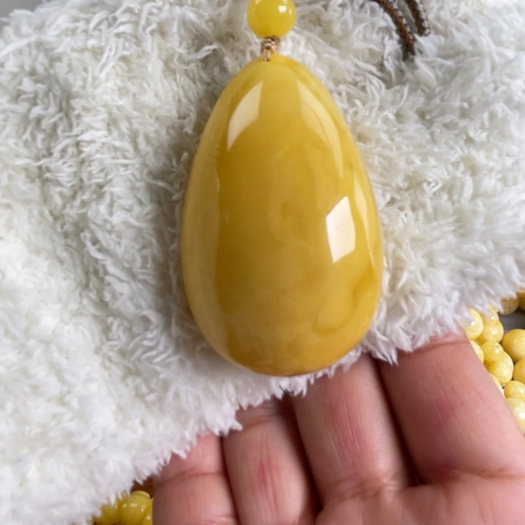 未镶嵌颈饰琥珀，