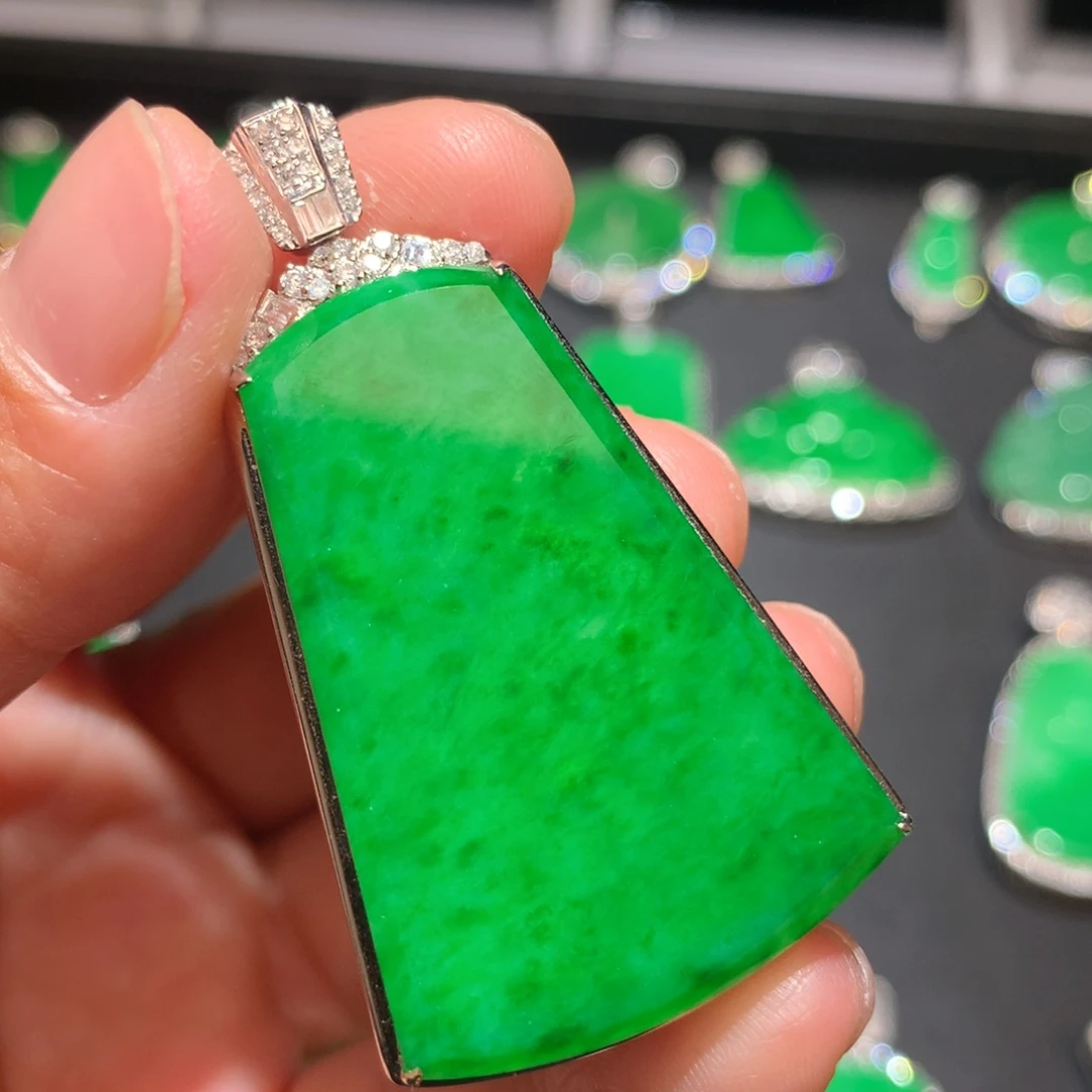 翡翠颈饰18K金镶嵌翡翠