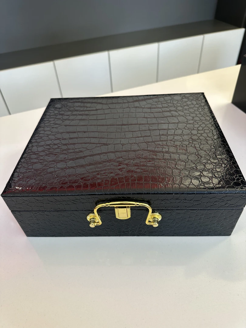 非卖品展示黑色盒子