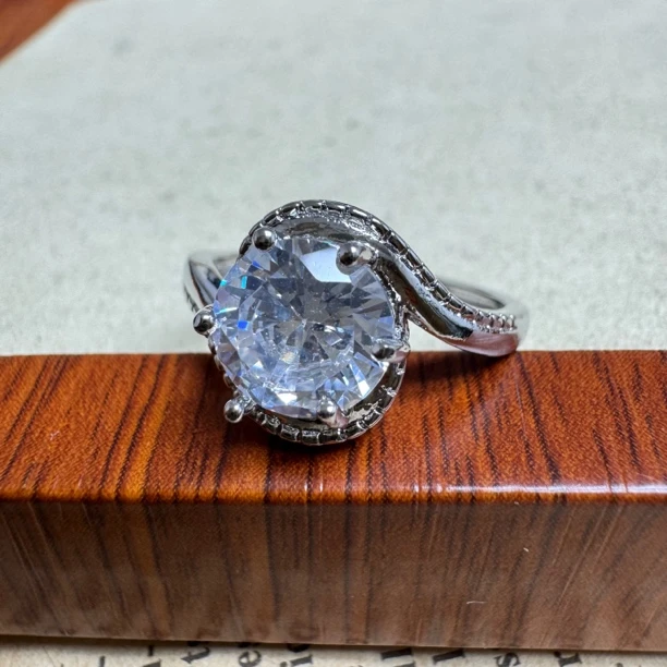 甄选白色扭臂六爪戒指k002