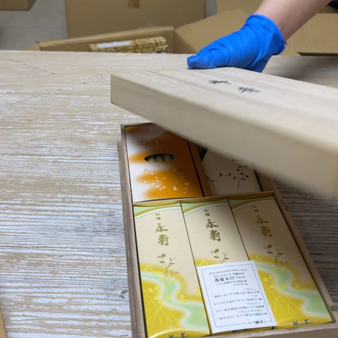 瓷片小*。密密麻麻地排列着一个