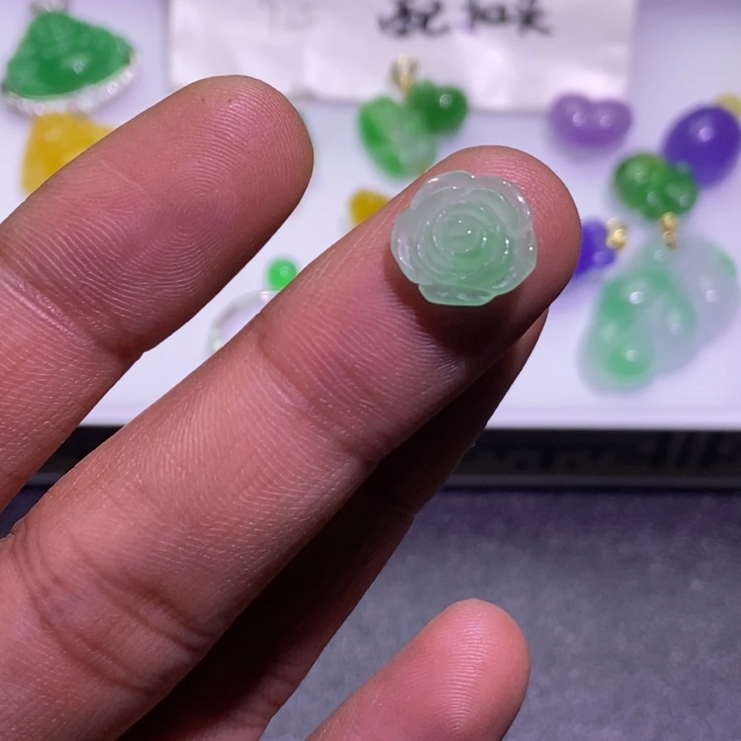 翡翠未镶嵌颈饰吊坠