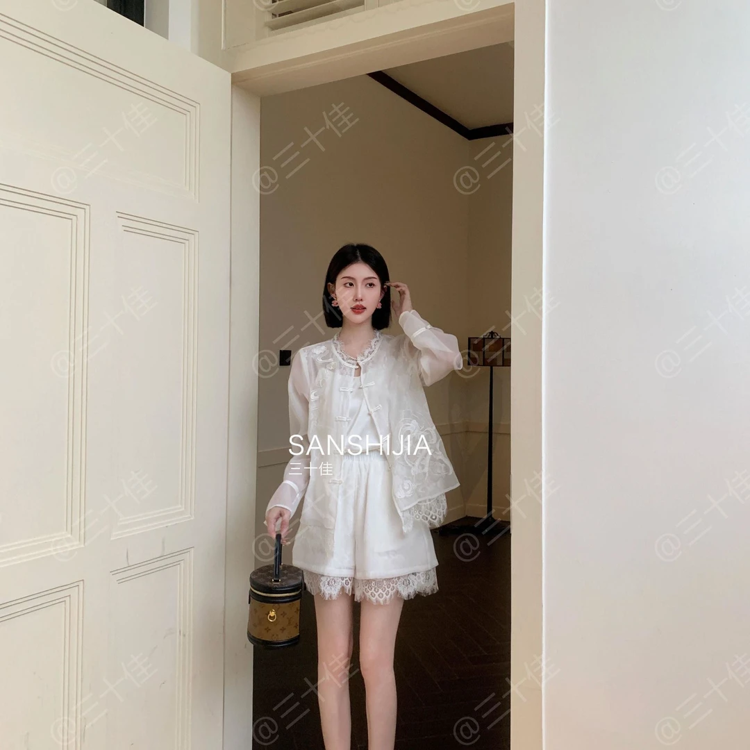 三十佳【白天鹅】雪纺蕾丝绣花圆领盘扣罩衫短裤套装