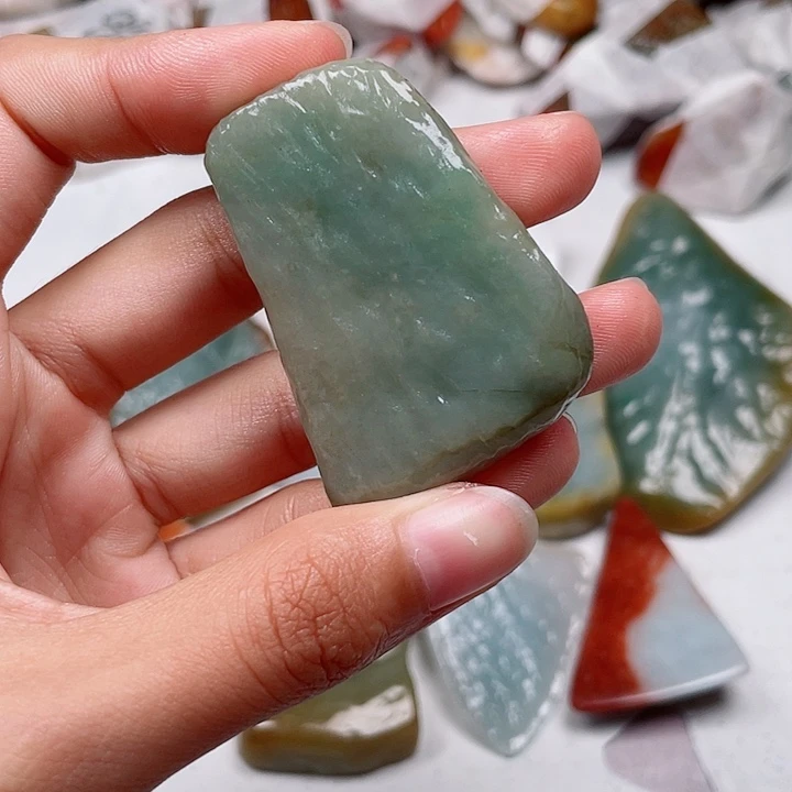 独***，颈饰未镶嵌翡翠翡翠