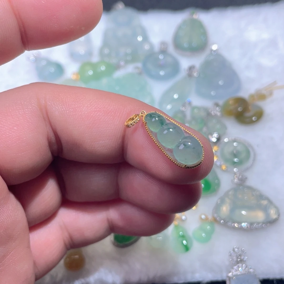 翡翠18K金镶嵌颈饰