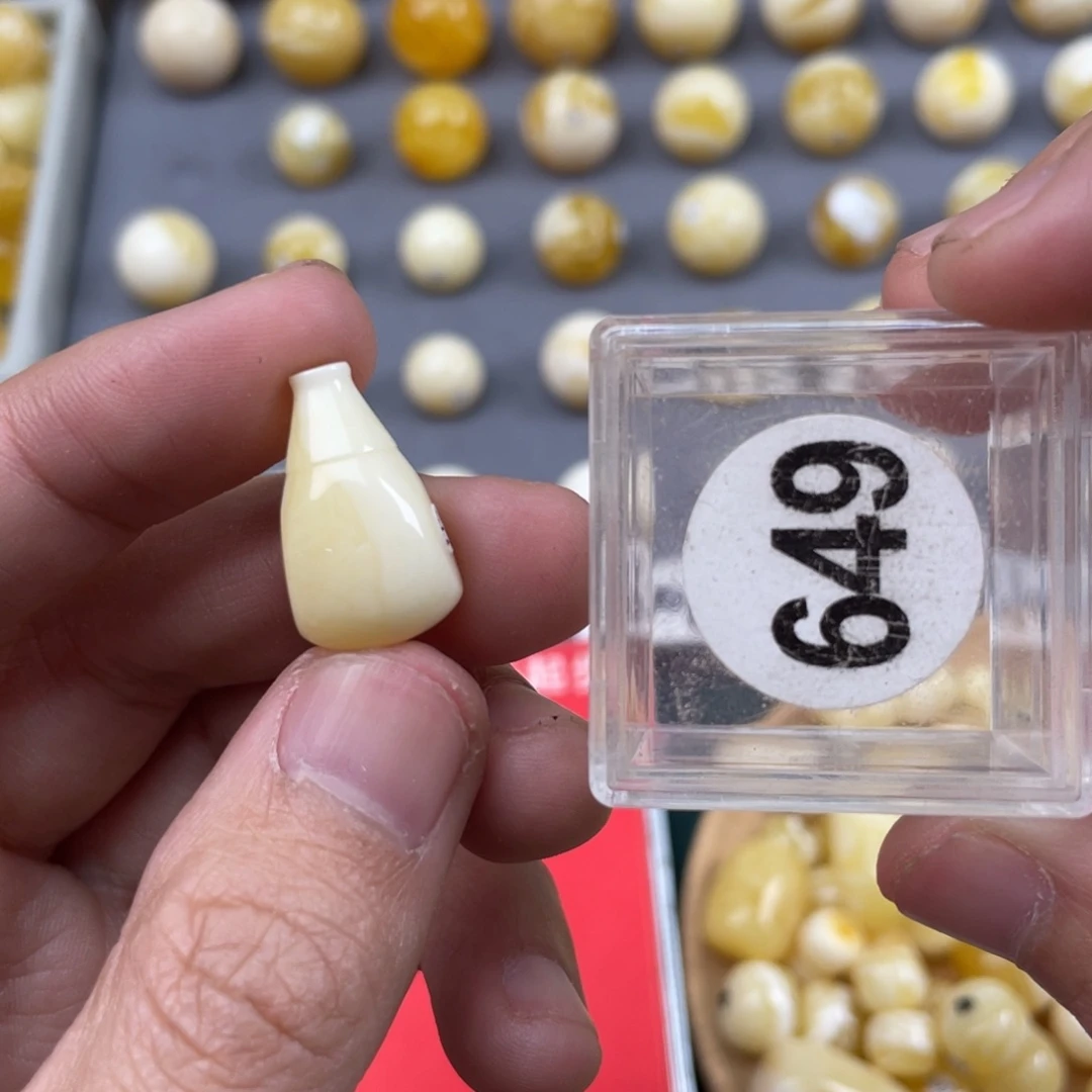 蜜蜡珠宝奇石未镶嵌