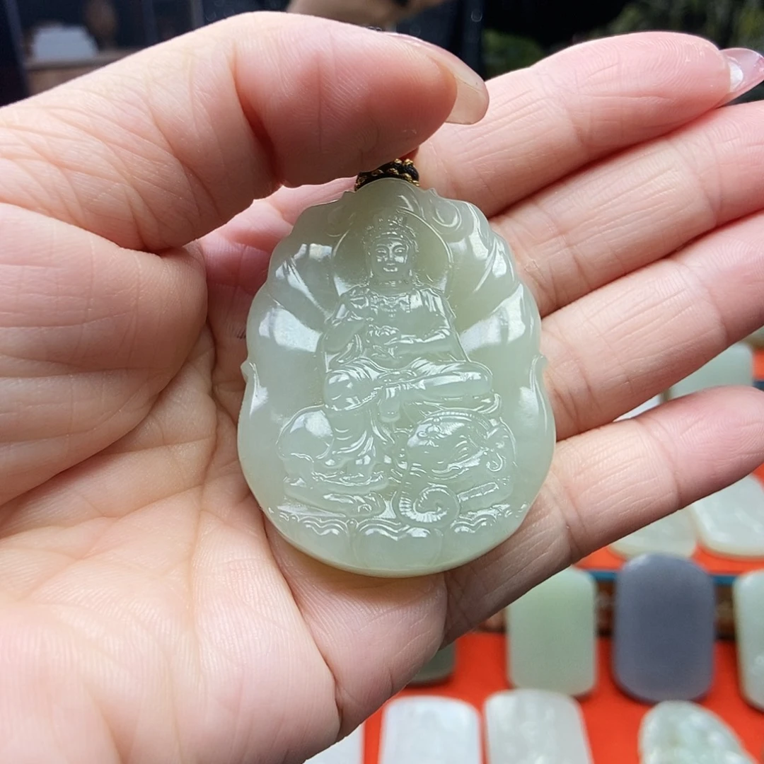 大***飞和田玉未镶嵌颈饰