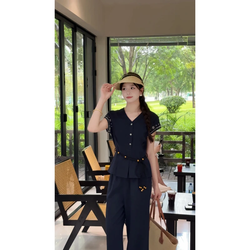夏季新款V领气质显瘦洋气刺绣上衣+高腰窄版阔腿裤套装