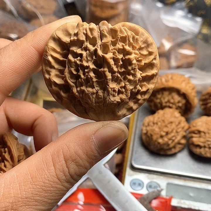 桃核把件龙**?扁核桃打底不腿