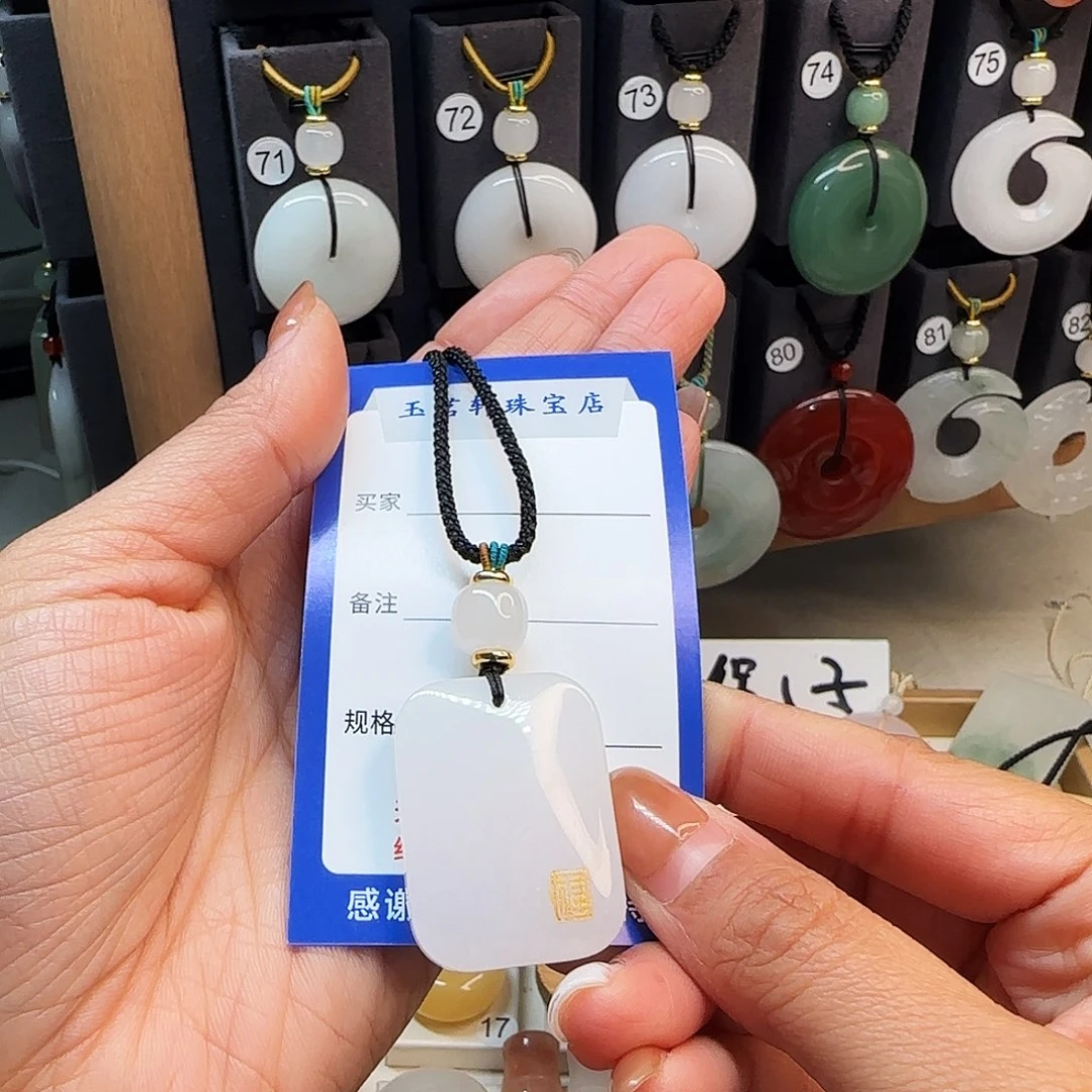 潇***.石英质玉未镶嵌颈饰