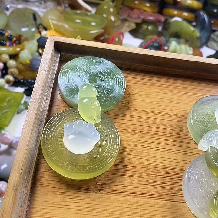 月***海蛇纹石玉未镶嵌颈饰