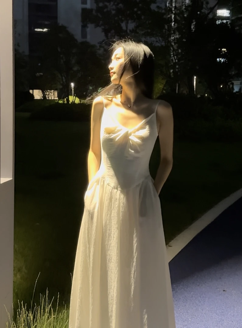 2025新款轻透纽结亚麻微皱冰感复古吊带连衣裙初恋小白裙