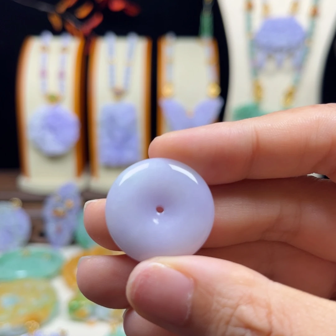 翡翠未镶嵌颈饰平安扣