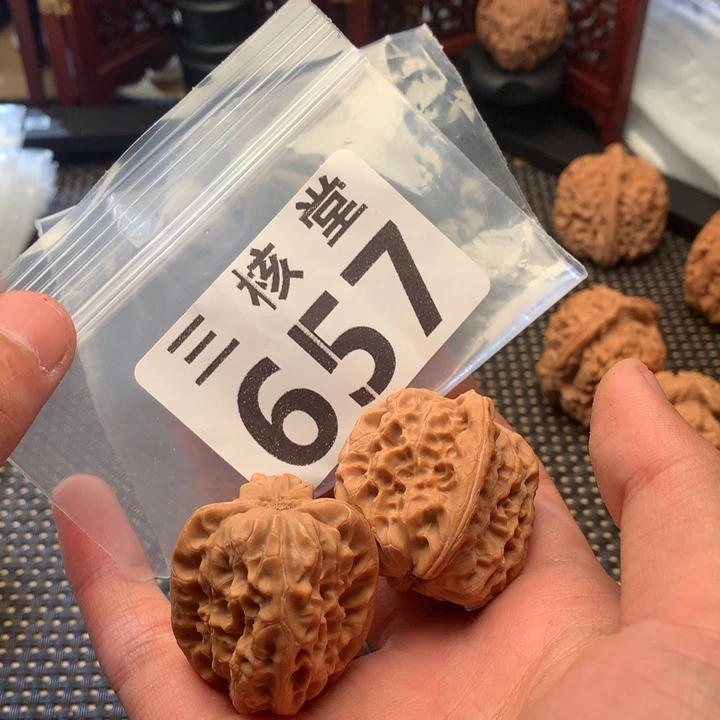 文玩核桃吊坠白蛇谷