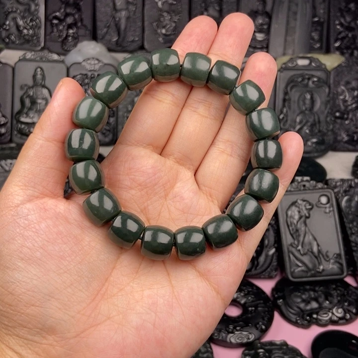 颈饰未镶嵌和田玉郝**。