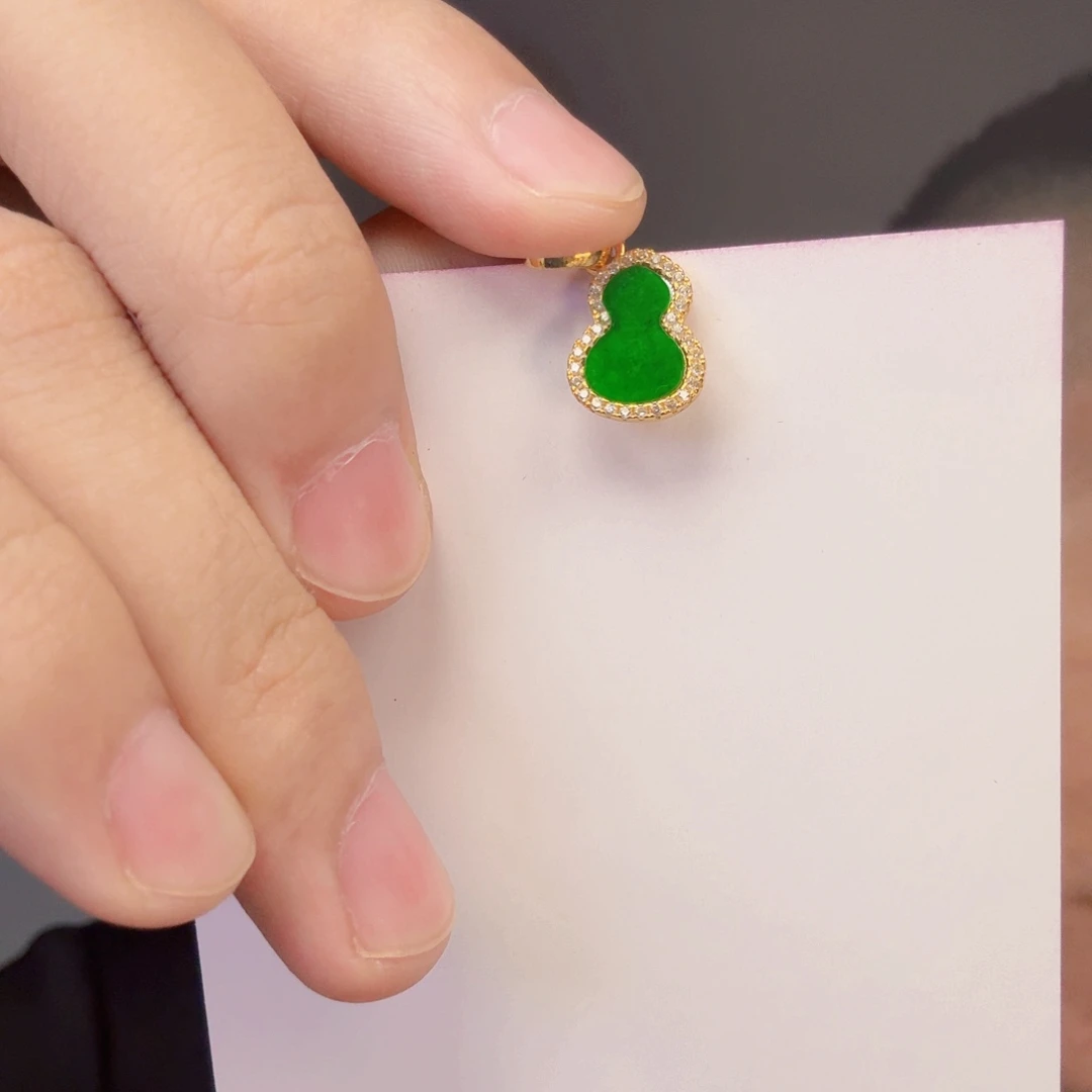 翡翠未镶嵌颈饰一件