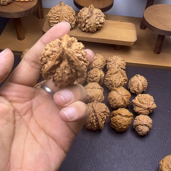 江***辞吊坠桃核官帽三棱