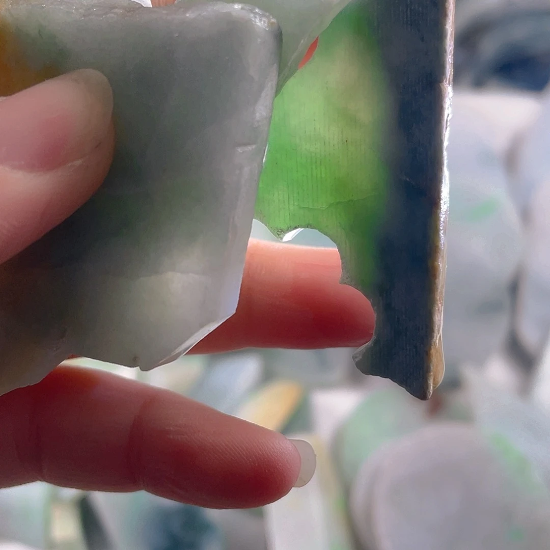 颈饰未镶嵌翡翠。