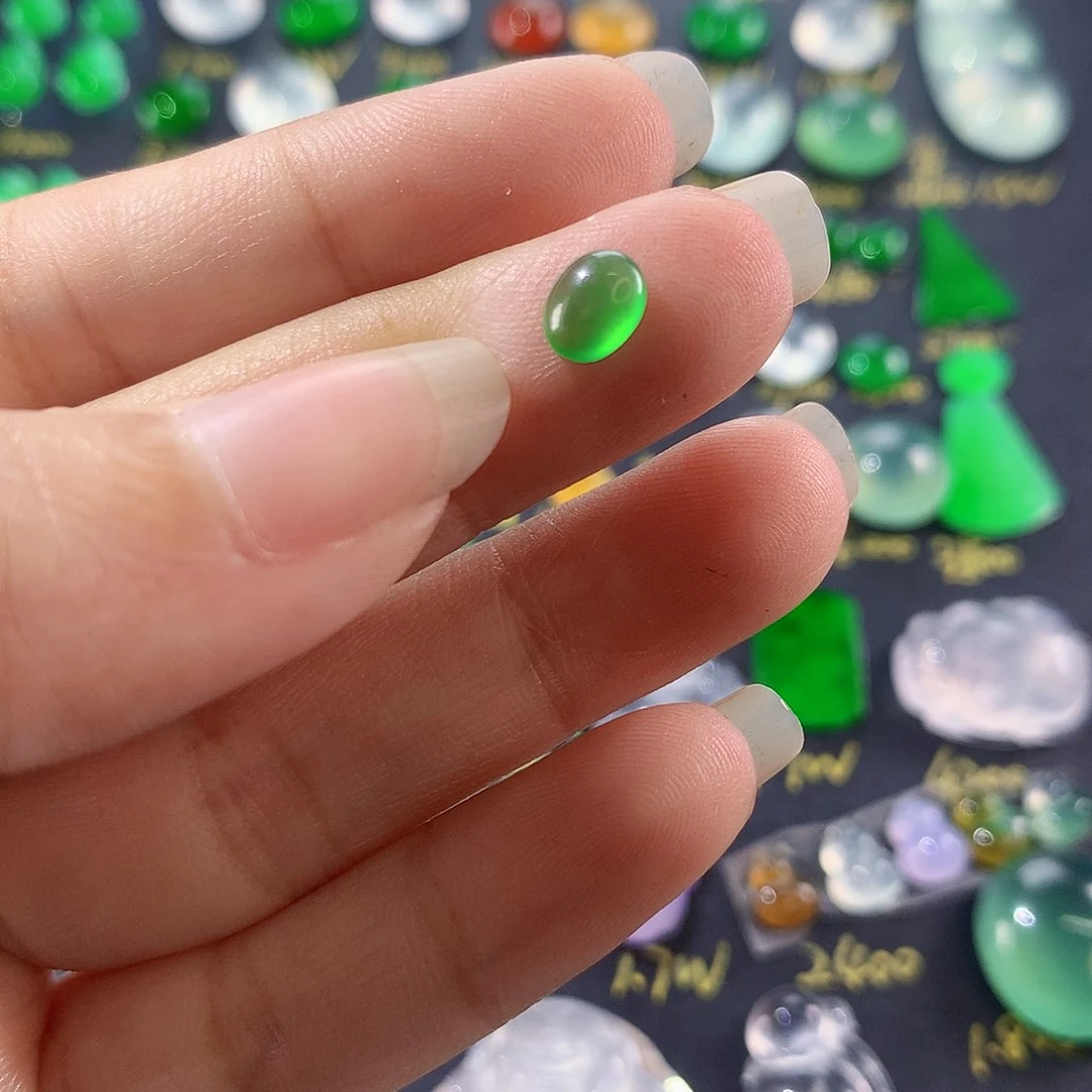 【闪购商品】翡翠颈饰未镶嵌木那绿蛋