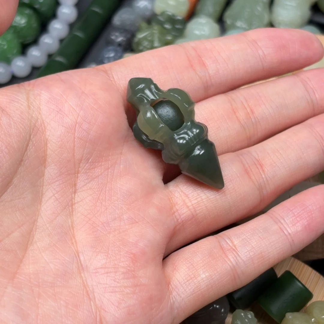 简***福和田玉未镶嵌颈饰