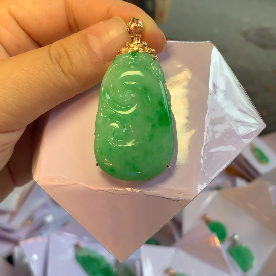 颈饰18K金镶嵌翡翠如意