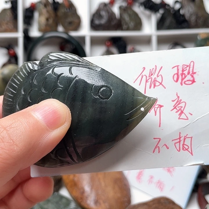 未镶嵌岫岩老玉（透闪石质玉）挂件