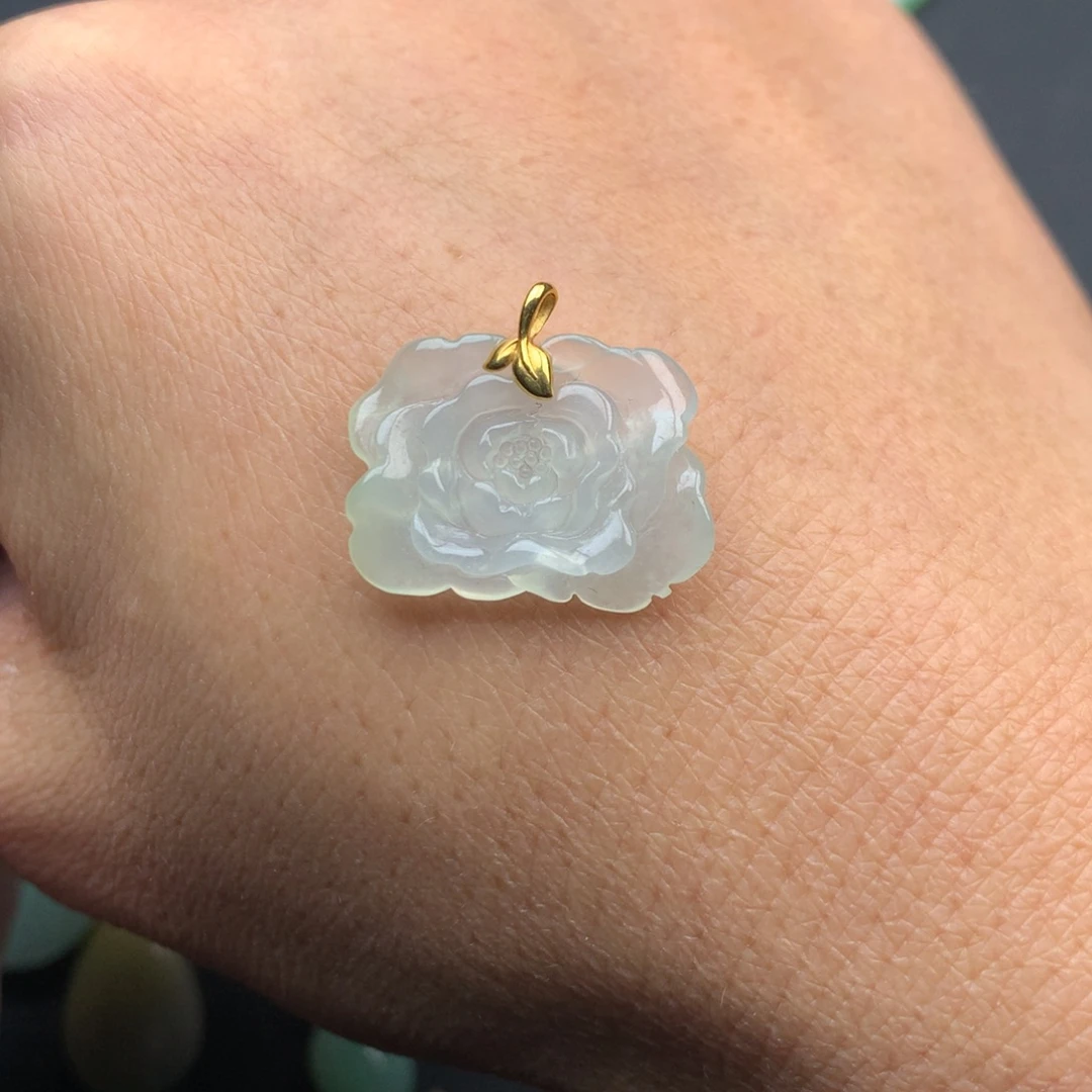 翡翠18K金镶嵌颈饰牡丹花