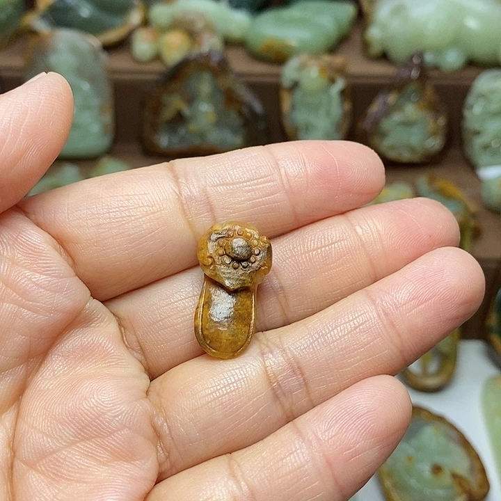 清***楚岫岩河磨玉（透闪石质玉）未镶嵌颈饰