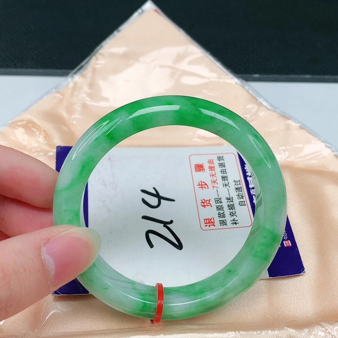 翡翠手镯未镶嵌翡翠