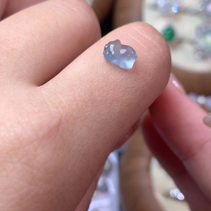 翡翠未镶嵌颈饰小趴猪