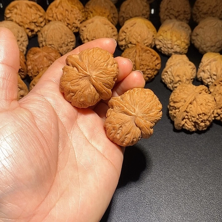 文玩核桃吊坠元宝