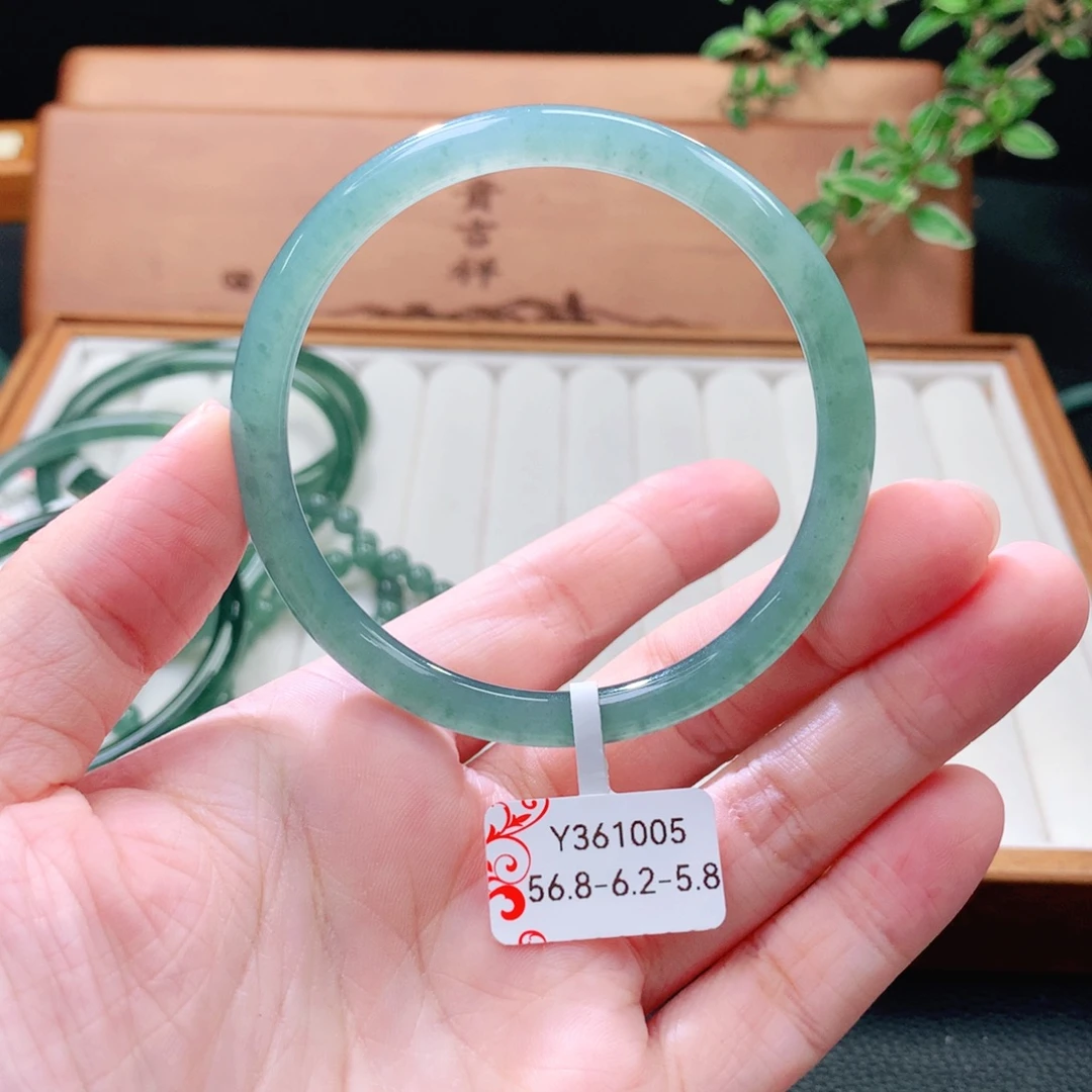 翡翠未镶嵌手镯（圆镯）