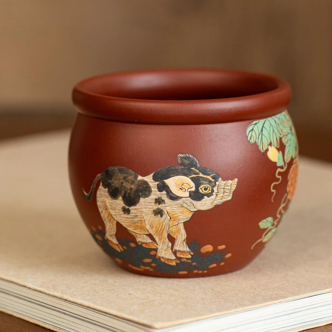 888 宜兴原矿紫砂 大红袍手绘堆绘生肖猪主人杯 FSY 200ML左右