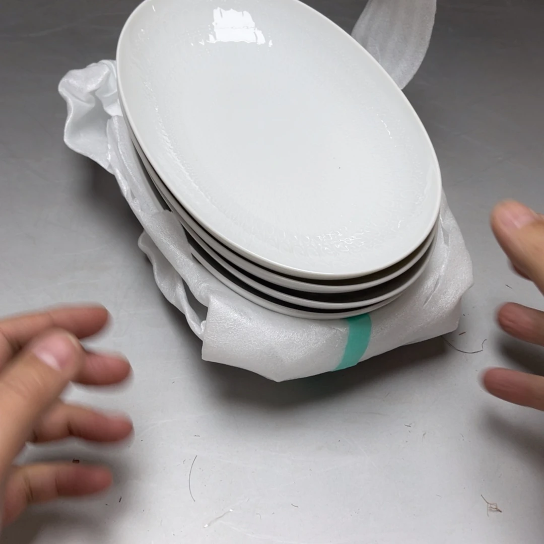 瓷片郫****莓密密麻麻地排列着一个