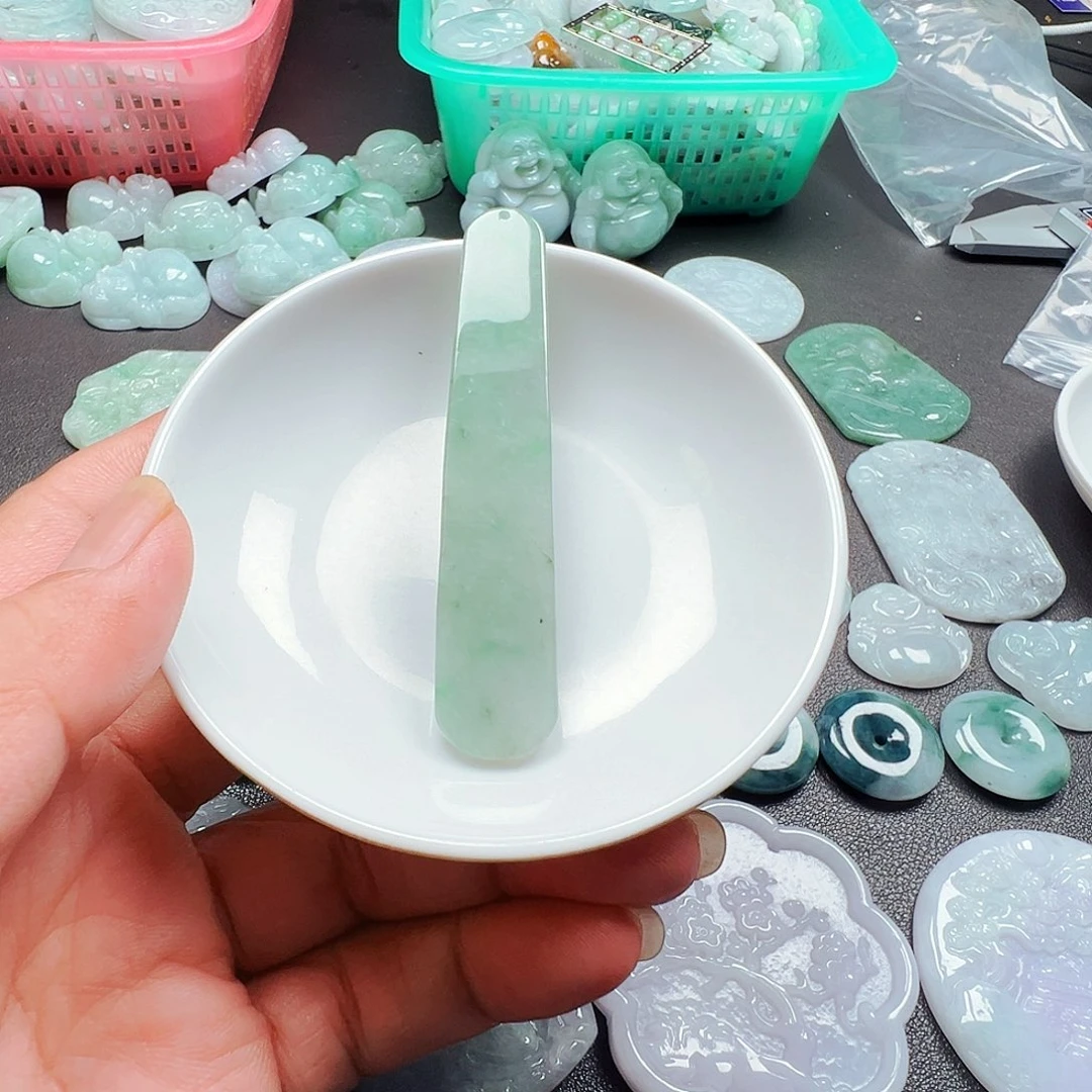 翡翠未镶嵌颈饰非****属