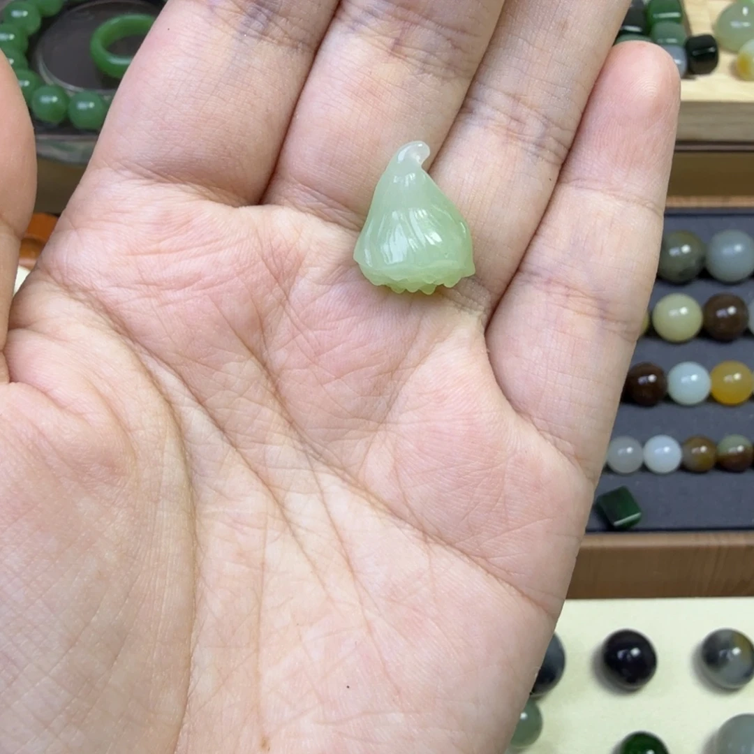 大****未镶嵌和田玉珠宝半成品翠青莲蓬