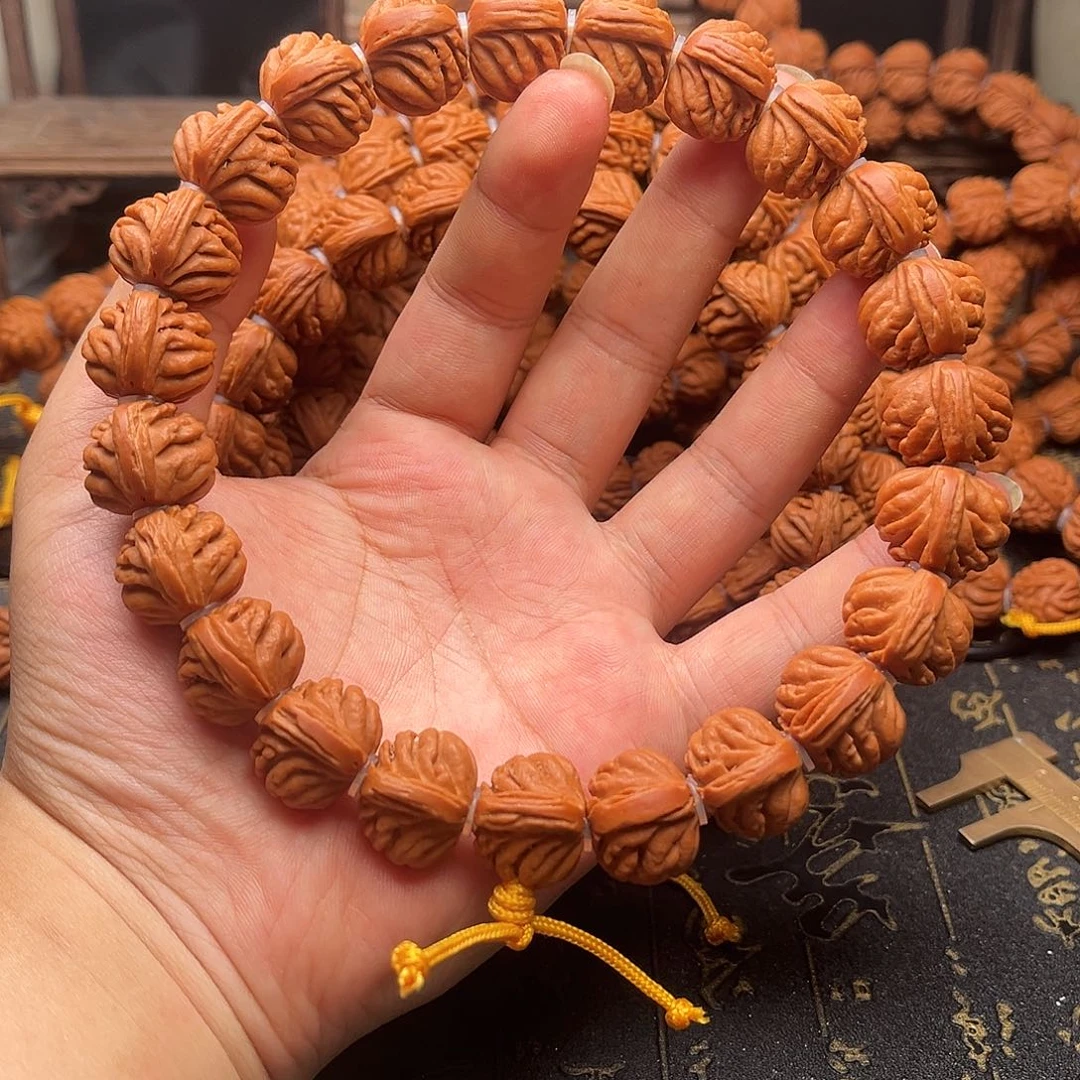 桃核吊坠桃和手持