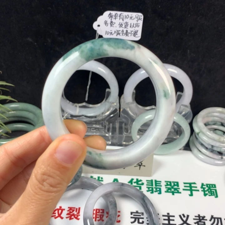翡翠未镶嵌手镯57号。 50圈